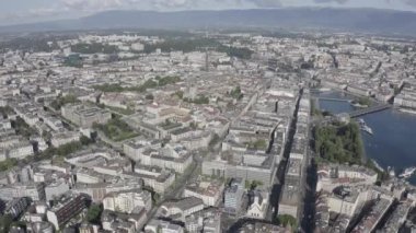 Cenevre, İsviçre. Sabah saatlerinde şehrin merkez kısmının üzerinde uçuyorlar. 4K