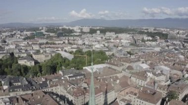 Cenevre, İsviçre. Şehrin üzerinde uçuş. Cenevre Katedrali. 4K