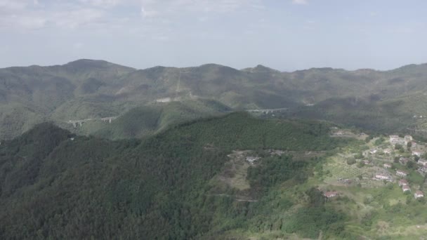 Italia, Provincia de La Spezia, A12. Ruta europea E80 (autopista transeuropea o TEM). Sección de montaña con puentes y túneles. 4K — Vídeos de Stock