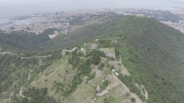 Genua, Italien. Forte Sperone ist ein zentraler Punkt der genuesischen Befestigungsanlagen aus dem 19. Jahrhundert und liegt auf der Mura Nuove. Blick auf Genua. 4K — Stockvideo