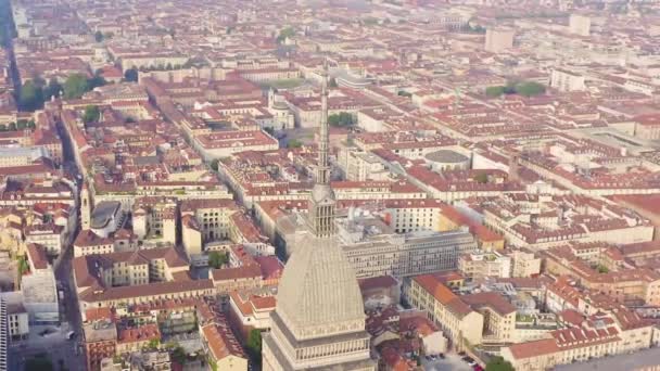 Dolly zoom. Torino, İtalya. Şehrin üzerinde uçuş. Köstebek Antonelliana - 121 metre yüksekliğinde kubbesi ve kubbesi olan bir 19. yüzyıl binası — Stok video