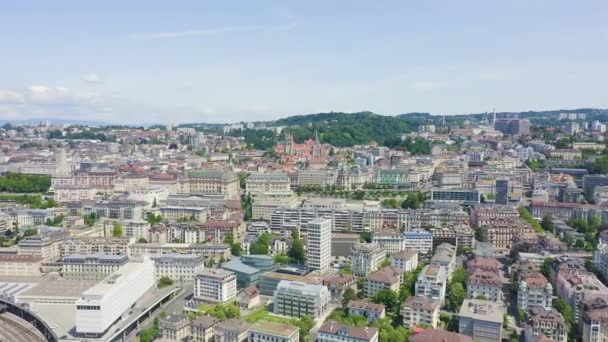 Lozan, İsviçre. Şehrin merkez kısmının üzerinde uçuş. La Cite bir ilçe tarihi merkezidir. 4K — Stok video
