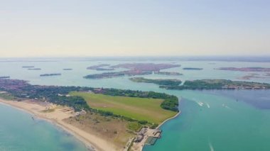 Venedik, İtalya. Venedik 'in genel manzarası ve adaları. Venedik gölü. Açık güneşli hava. 4K