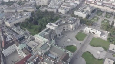 Viyana, Avusturya. Hofburg Sarayı (Neue Burg). Prens Eugen - Atlının heykeli. Viyana üzerinde uçuş. 4K