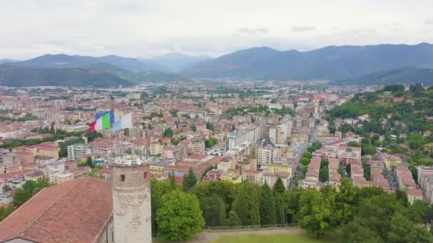 Brescia, Italia. Castello di Brescia. Vuelo sobre la ciudad en tiempo nublado. 4K — Vídeos de Stock