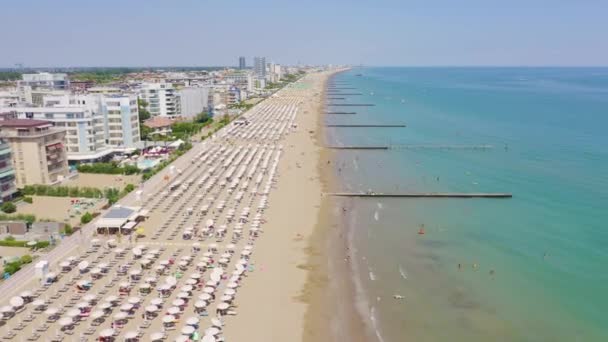 Dolly zoom. Itália, Jesolo. Lido di Jesolo, ou Jesolo Lido, é a área de praia da cidade de Jesolo, na província de Veneza. — Vídeo de Stock