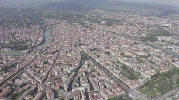 Verona, İtalya. Tarihi şehir merkezinin üzerinde uçuyor. Evlerin çatıları, yazlar. 4K — Stok video