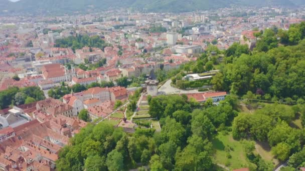Zbliżenie Dolly. Graz, Austria. Wieża zegarowa w Grazu. Zabytkowy widok z lotu ptaka. Góra Schlossberg (wzgórze zamkowe)) — Wideo stockowe