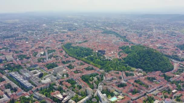 Graz, Austria. Zabytkowy widok z lotu ptaka. Góra Schlossberg (wzgórze zamkowe). 4K — Wideo stockowe