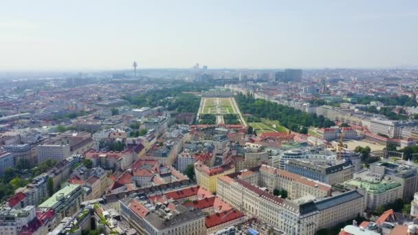 Vienna, Austria. Belvedere è un complesso di palazzi barocchi a Vienna. Costruito da Lucas von Hildebrandt all'inizio del XVIII secolo. 4K — Video Stock