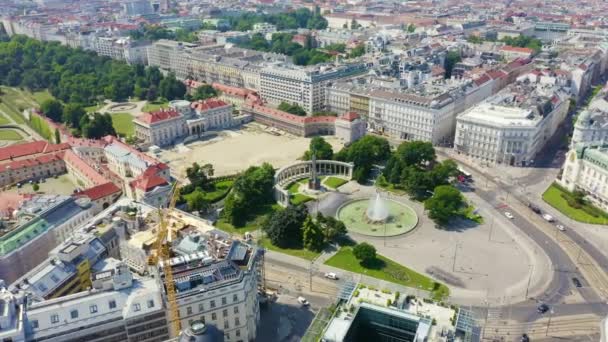 Viena Áustria Monumento aos soldados soviéticos PT: GLÓRIA ETERNA AOS HERÓIS DO ARMUS VERMELHO, MORTOS EM BATALHAS COM ALEMANHA-Fascistas invasores PARA A LIBERDADE E INDEPENDÊNCIA DAS PESSOAS DA EUROPA. 4K — Vídeo de Stock