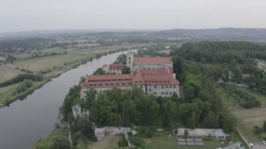 Krakow, Polonya. Vistula Nehri kıyısındaki Benedictine Abbey (Tynets). Benedikt manastırı 1044 yılında kuruldu. 4K