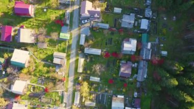 Yekaterinburg şehrinin varoşlarındaki tatil köyü. Ural, Rusya. Sonbahar, gün batımı. 4K