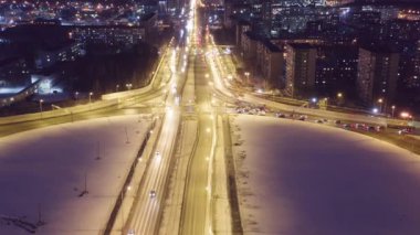Dolly zoom. Ekaterinburg, Rusya. Şekil halkalarındaki kavşaklar. Geceleyin kavşak. Etkin trafik
