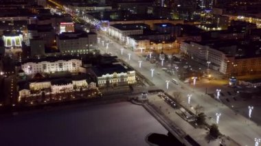 Ekaterinburg, Rusya - 23 Mart 2020: Sevastyanov ve İşçi Meydanı. Şehrin merkez caddesi Lenin Prospect 'tir. Baharın başında gece şehri. Video kaydı. UltraHD (4K)
