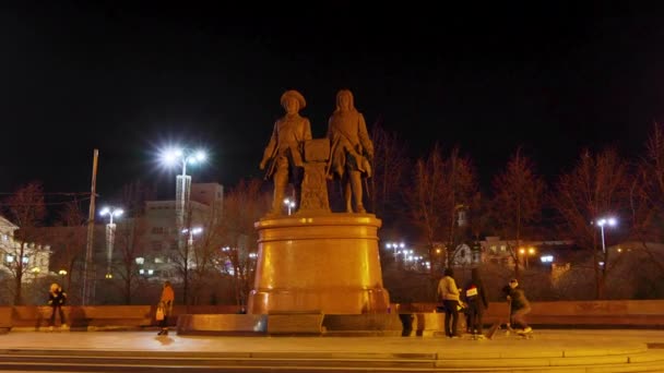 エカテリンブルク ロシア 2020年3月23日 テカテリンブルク市の創設者TatishchevとDe Gennin への記念碑 早春の夜の街 ビデオだ Ultrahd — ストック動画