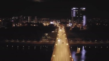 Perma, Rusya. Gece uçuşu. Kama nehri üzerindeki köprü - Komunalny köprüsü. Şehir merkezi. 4K