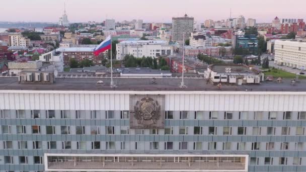 Perm, Rusia. Vuelo sobre Park City Esplanade y el edificio de la Administración del Territorio de Perm. 4K — Vídeos de Stock