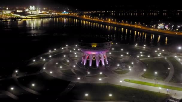 Kazan, Russie. Vue aérienne du centre familial Kazan (palais de mariage) et du Kremlin. Bonne nuit. 4K — Video