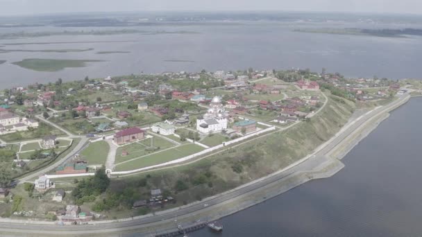 Svijazsk, Rusko. Letecký pohled na město na ostrově Sviyazhsk. 4K — Stock video