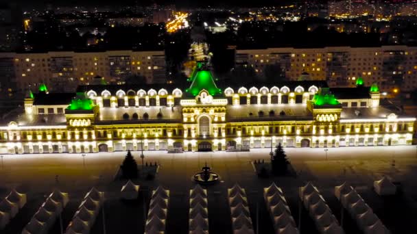 Niżny Nowogród, Rosja. Widok z lotu ptaka w nocy na budynek targów Niżny Nowogród. XIX-wieczny budynek. Tekst przed budynkiem - Rosja to moja historia. 4K — Wideo stockowe