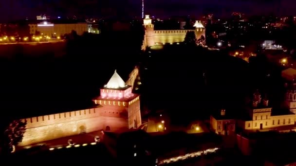 Nizjnij Novgorod, Ryssland. Flygfoto över Kremls murar i Nizhny Novgorod. Nattetid. 4K — Stockvideo