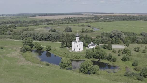 俄罗斯，博阿留波沃内尔河上的代祷教堂的空中视图。东正教和中世纪俄国的象征。4K — 图库视频影像