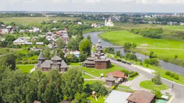 Suzdal, Rusya. Uçuş. Kozlyat 'evo köyünden dönüşüm kilisesi, 18. yüzyılın ortalarında tahta bir mimari abidesi olan Suzdal' a taşındı. 4K