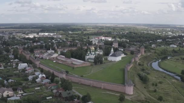 Суздаль, Россия. Полет. Спасо-Евфимиевский монастырь. Собор Преображения Господня в Спасо-Евфимиевском монастыре. 4K — стоковое видео