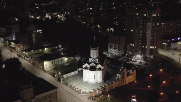 Ivanovo, Russia. Volo notturno sul centro della città di Ivanovo. Tempio della Trinità vivificante. 4K — Video Stock