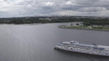 Rusya, Yaroslavl. Yolcu gemisi Pavel Bozhev, Strelka (Spit) parkı boyunca Volga Nehri 'nden geçiyor. 4K