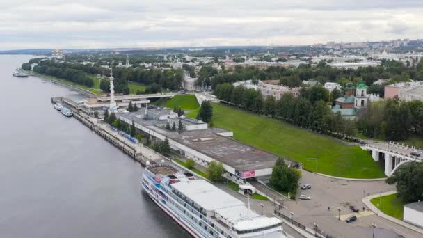 Rusya, Yaroslavl. Yolcu gemisi Mstislav Rostropovich Yaroslavl nehir istasyonunun iskelesinde. 4K — Stok video