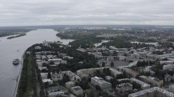 Russie, Iaroslavl. Vol au-dessus de la ville, vue panoramique sur le centre de Yaroslavl. 4K
