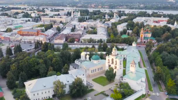 Jaroslavl, Russia. Campanile del Monastero di Yaroslavl Spaso-Preobrazhensky (Monastero di Spaso-Yaroslavl) - un antico monastero maschile a Yaroslavl. Ora del tramonto. 4K — Video Stock