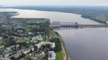 Uglich, Rusya. Yaroslavl bölgesindeki Volga nehri üzerindeki Uglich hidroelektrik santrali. Volga-Kama hidroelektrik santrallerinin bir parçası. 4K