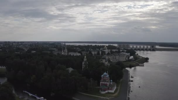 Uglich, Rusko. Uglichovo město ze vzduchu, Uglich Kremlin, hlavní atrakcí města. 4K — Stock video