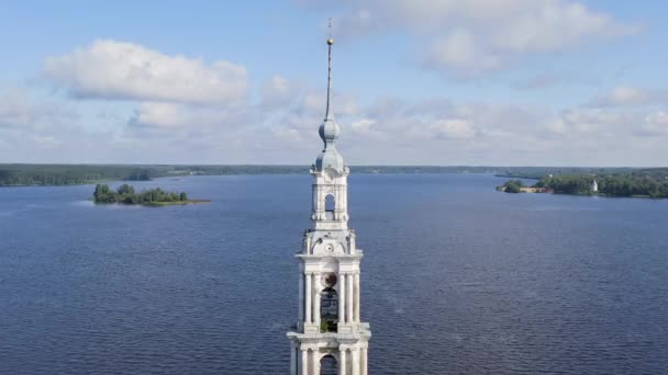 ロシアのカリザイン。カリザイン・ベルタワー。聖ニコラス大聖堂(浸水鐘楼として知られている)の鐘楼。4K — ストック動画