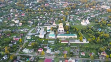 Pereslavl-Zalessky, Rusya. Aziz Nicholas Pereslavsky Manastırı. Manastır. Batan güneşin ışığında hem de. 4K