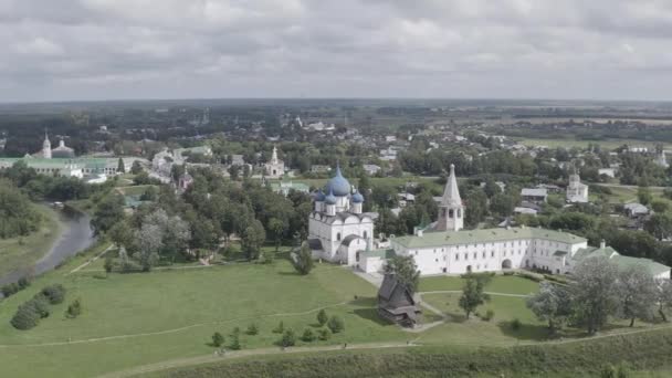 Суздаль, Росія. Політ. Собор Різдва Христового в Суздалі - православна церква на території Суздаль Кремль. 4K — стокове відео