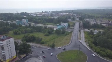 Ob Nehri 'ndeki Novosibirsk hidroelektrik santralinin nakliye geçidi. 4K