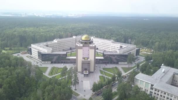 El nuevo edificio principal de la Universidad Estatal Novosibirsk. Novosibirsk, Rusia. Akademgorodok. 4K — Vídeo de stock