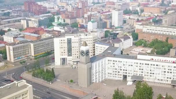 Dolly zoom. El reloj de la ciudad. Plaza del teatro. Administración municipal. Panorama de la ciudad de Krasnoyarsk. Rusia — Vídeos de Stock