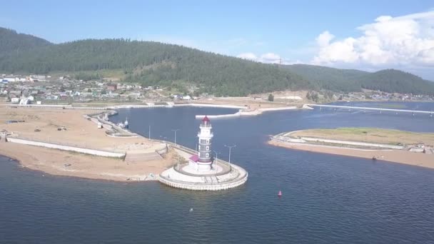 Rússia, Lago Baikal. O farol na margem do lago. Boca do rio Turk. 4K — Vídeo de Stock