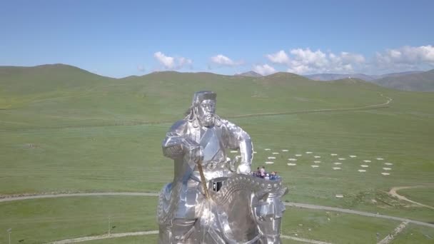 Estátua equestre de Genghis Khan em tempo ensolarado. Mongólia, Ulaanbaatar. 4K — Vídeo de Stock