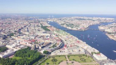 St. Petersburg şehir merkezinin panoramik hava manzarası açık güneşli bir havada, Rusya. 4K