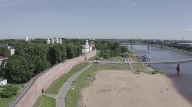 Veliky Novgorod, Rusya. Novgorod Kremlin (Detinets), Volkhov Nehri. Şehrin üzerinde uçuş. 4K
