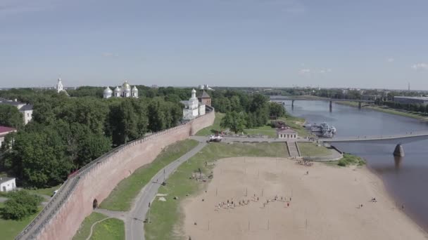 Veliky Novgorod, Rusko. Novgorod Kreml (Detinets), řeka Volkhov. Let nad městem. 4K — Stock video