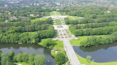Oslo, Norveç. Vigeland Heykel Parkı Vigeland Sparken adı altında heykel bulvarı olan kurbağacı halk parkı. 4K
