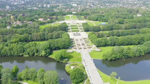 Oslo, Noruega. Parque Público de Frogner com avenida de esculturas abaixo do nome geral - Parque de Escultura de Vigeland - Vigelandsparken. 4K — Vídeo de Stock