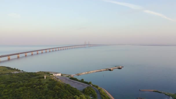 Ponte de Oresund. Uma longa ponte de túnel com uma ilha artificial entre a Suécia e a Dinamarca.. 4K — Vídeo de Stock